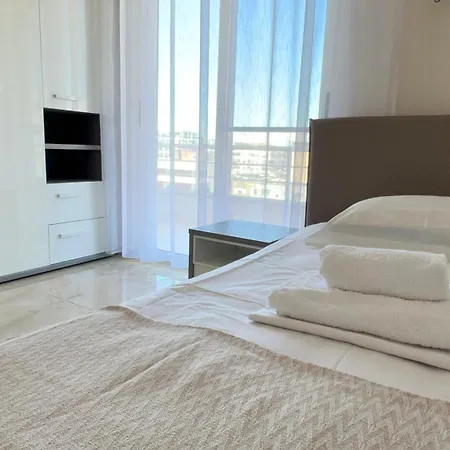 Art Vacation For 7 Guests In Center Apartment Durres