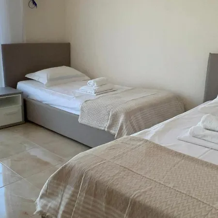 Art Vacation For 7 Guests In Center Durres