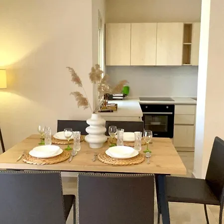 Art Vacation For 7 Guests In Center Apartment *