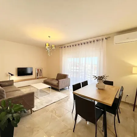 Art Vacation For 7 Guests In Center Apartment Durres