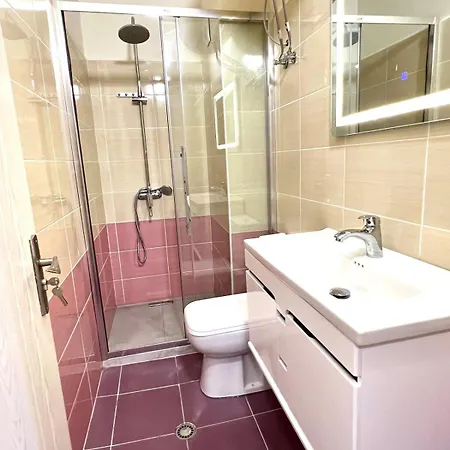 Art Vacation For 7 Guests In Center Apartment *
