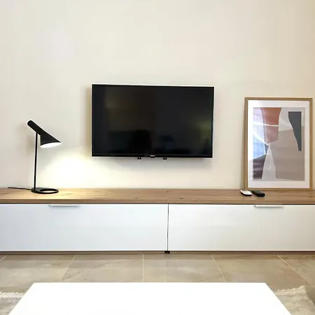Apartment Art Vacation For 7 Guests In Center