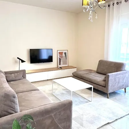 Art Vacation For 7 Guests In Center Apartment *